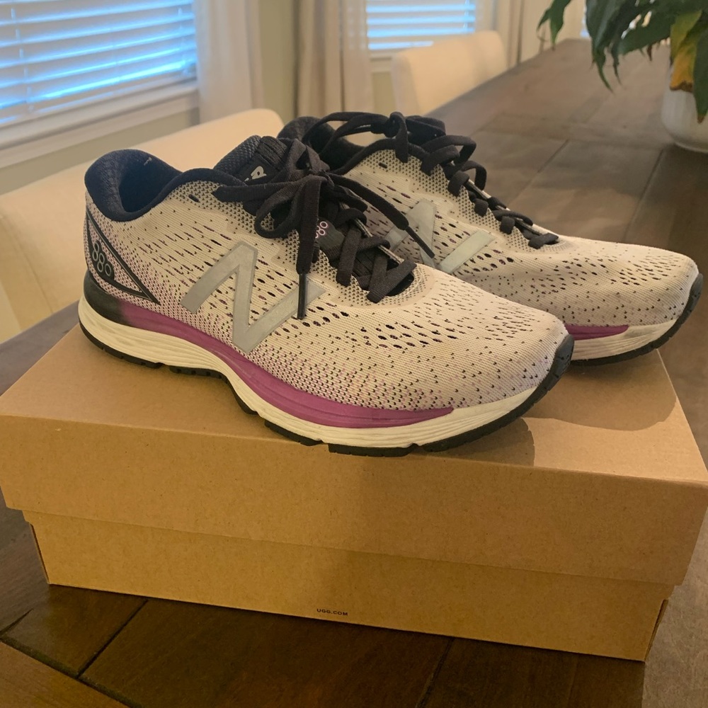 **SOLD**NEW BALANCE TENNIS SHOE